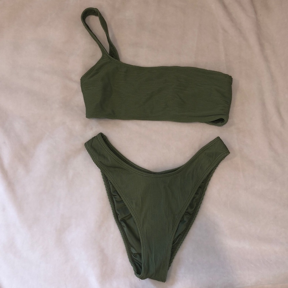 Garage bikini